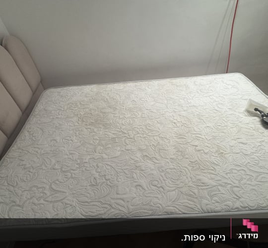 מזרן עם כתם וכלי ניקוי בצד